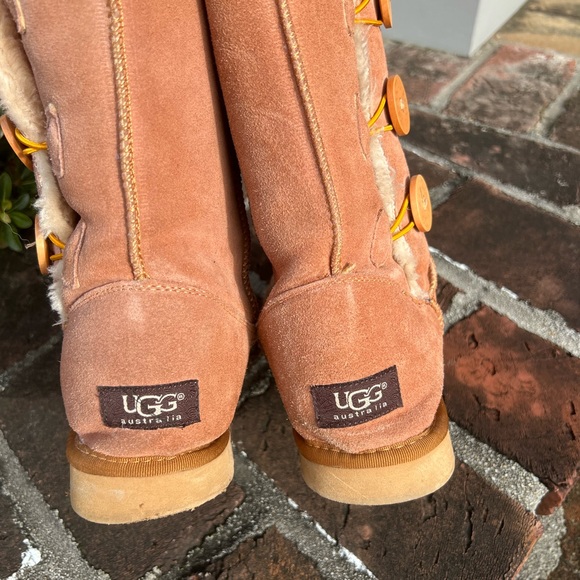 UGG 3 button Bailey pull on boot size W7 - Picture 2 of 11